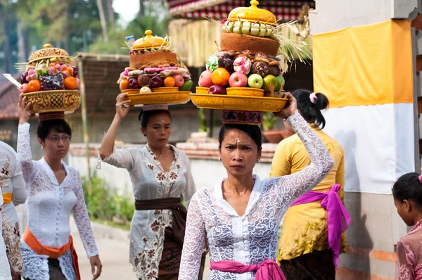 Balinese Woman Carrying Offerings On Her Head — Stock Photo, Image