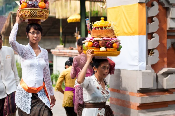 Balili kadın offerings kafasına — Stok fotoğraf