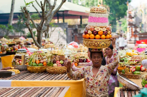 stock image Balinese Woman Carrying Offerings On Her Head