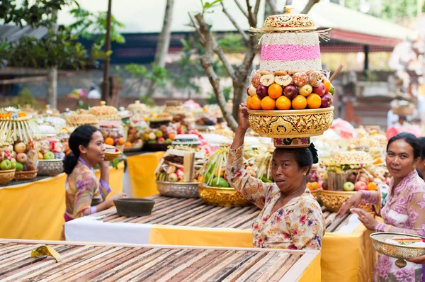 Balinese donna portando offerte sulla sua testa — Foto Stock