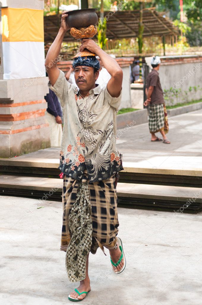  Balinais homme  portant offrandes sur sa t te  Photo 