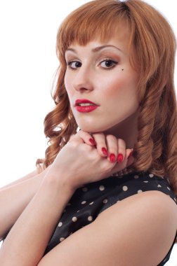 Kızın kırmızı bukleler retro portre ile