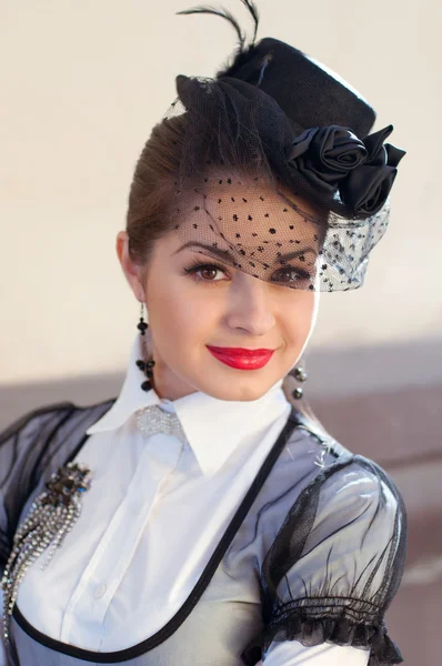 Retrato de una mujer fresca y encantadora usando un sombrero con un velo — Foto de Stock