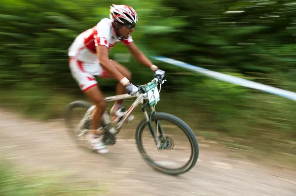 Sportovec na bílém kole pohyb fotografie — Stock fotografie