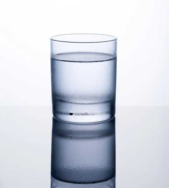 Стакан холодной воды — стоковое фото