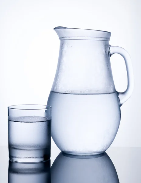 Werper van koud water met glas — Stockfoto