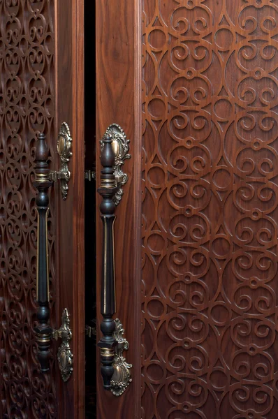 Рукоятки старой двери — стоковое фото