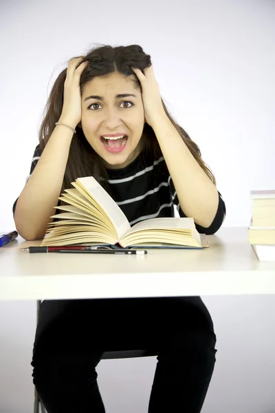 Mädchen studiert Buch schreit verzweifelt — Stockfoto