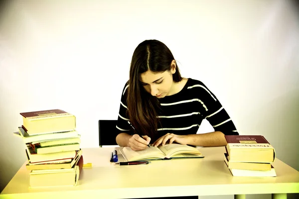 Chica estudiando libro efecto vintage — Foto de Stock