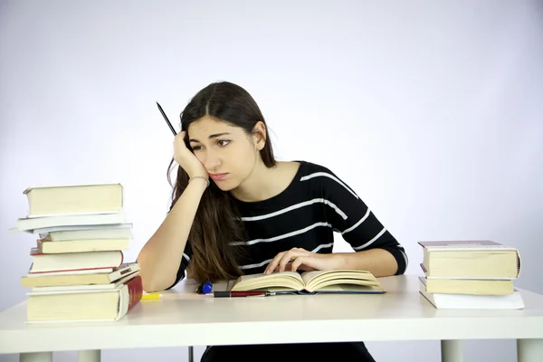 Menina estudando infeliz e deprimido — Fotografia de Stock