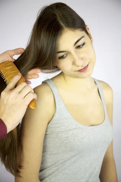 Brünett weiblich modell bekommen haare gebürstet von friseur — Stockfoto