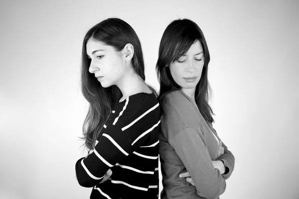 Twee vriendinnen boos niet praten met elkaar b&w — Stockfoto