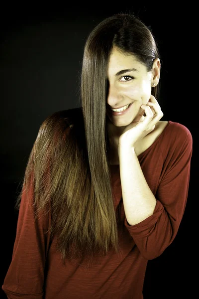 Ung kvinnlig modell med fantastiska rakt långt hår — Stockfoto