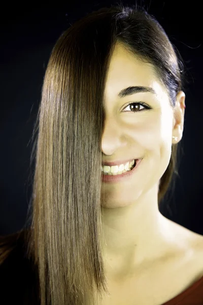 Γυναίκα με ίσια μαλλιά μπροστά από το πρόσωπό της — Φωτογραφία Αρχείου