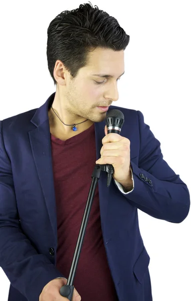 Cantor posando cantando no microfone — Fotografia de Stock