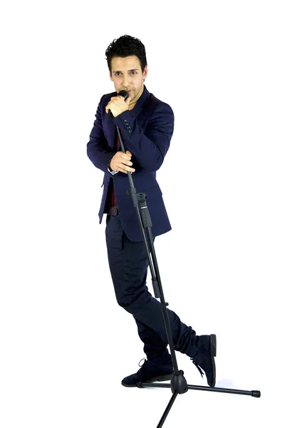 Weitschussbild des Sängers mit Mikrofon — Stockfoto