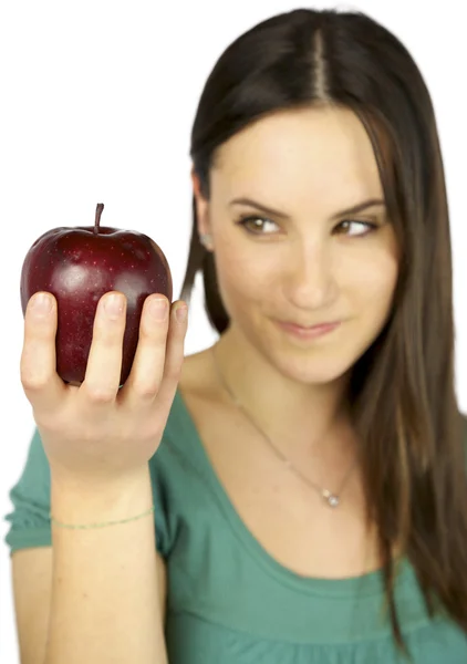 Flicka ofokuserad tittar på apple i fokus — Stockfoto