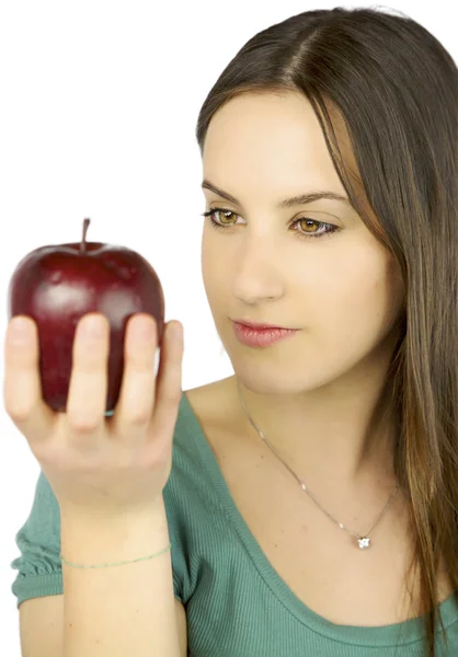 Flickan tittar stort rött äpple — Stockfoto