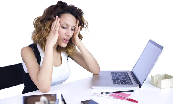 Frau mit Kopfschmerzen am Schreibtisch — Stockfoto