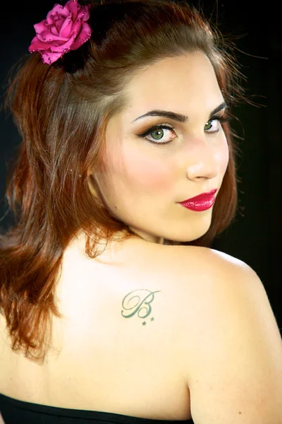 Portret van een prachtige Italiaanse roodharige meisje op een zwarte achtergrond — Stockfoto