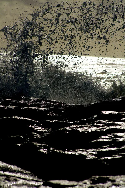 Темная вода в воздухе — стоковое фото