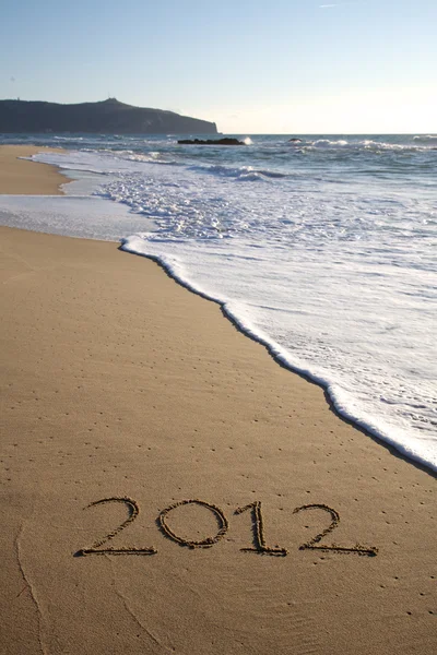 2012 escrito na praia vertical — Fotografia de Stock