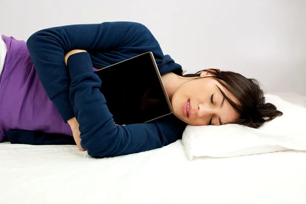 Mujer joven durmiendo con la tableta — Foto de Stock