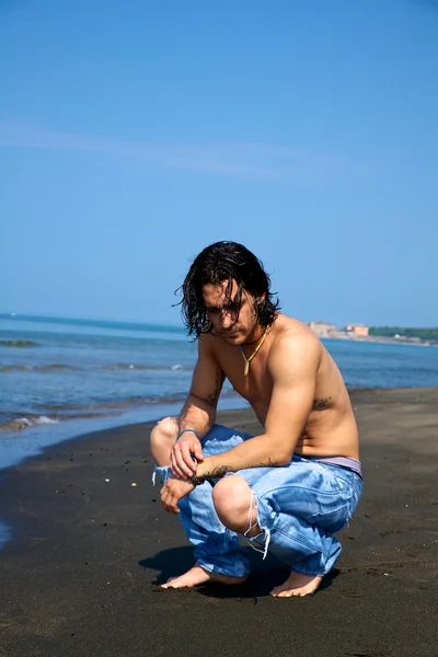 Homem na praia a pensar — Fotografia de Stock