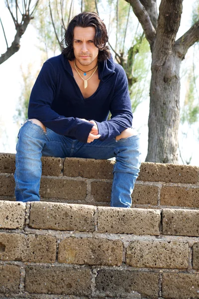Muskulös manlig modell på trappan med sweatshirt — Stockfoto