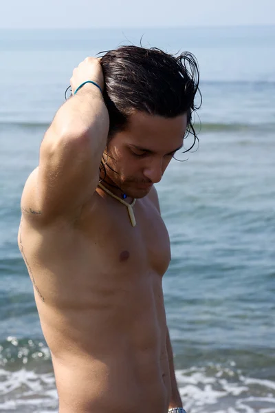 Muskulös manlig modell på stranden naken — Stockfoto