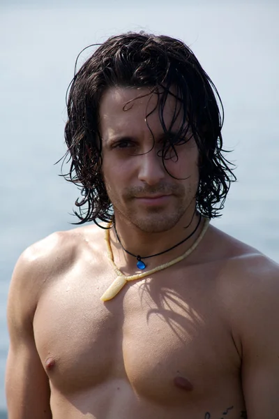 Model mężczyzna nago na plaży — Zdjęcie stockowe
