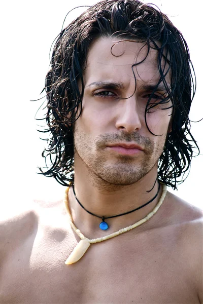 在海滩上的肌肉男模特的肖像 — 图库照片