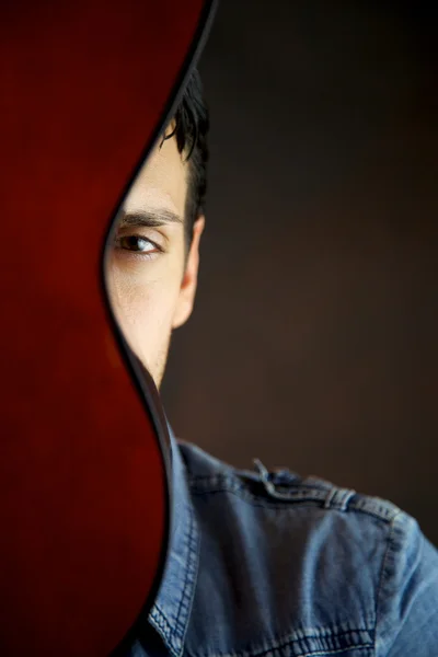 Modello maschile dietro ritratto di chitarra — Foto Stock