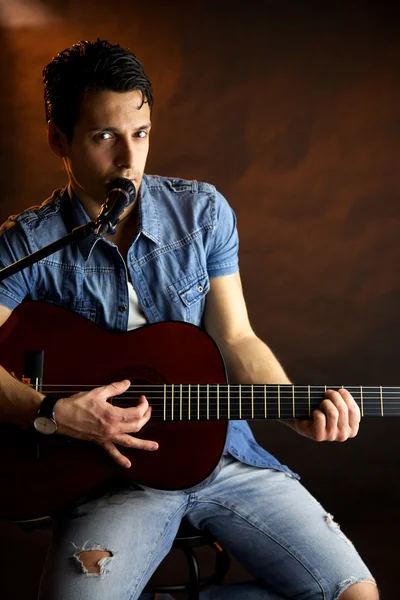 Modelo masculino com guitarra tocar e cantar — Fotografia de Stock