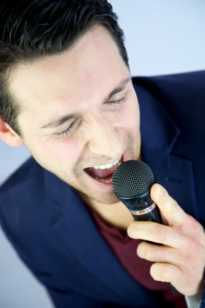 Άνθρωπος τραγουδώντας με πάθος — Φωτογραφία Αρχείου