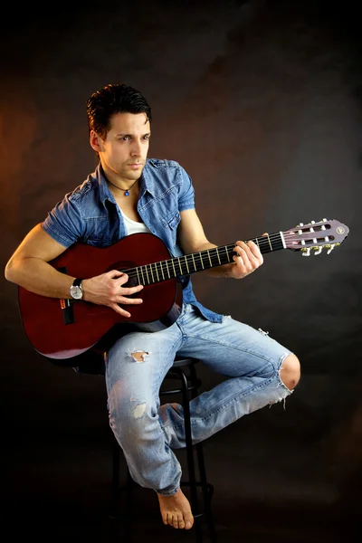 Modelo masculino com guitarra — Fotografia de Stock