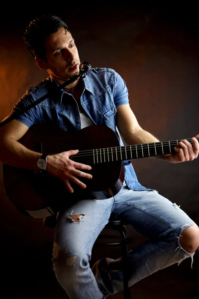 Serious male model with guitar intense — Stock Photo, Image