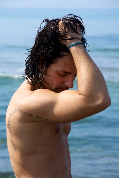 悲しい水で裸の男性モデル — ストック写真