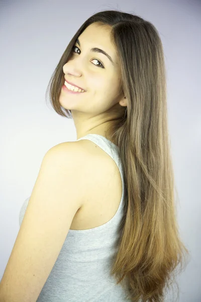 Morena com cabelos longos sorrindo feliz — Fotografia de Stock