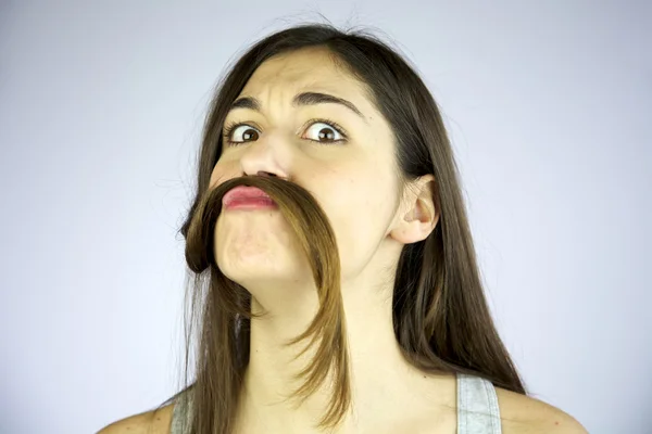 Rolig tjej att göra mustasch med håret mycket lång — Stockfoto