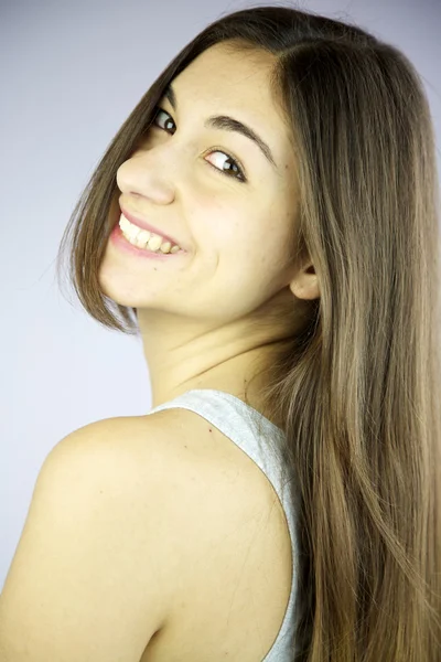 Šťastná dívka s dlouhými vlasy s úsměvem — Stock fotografie