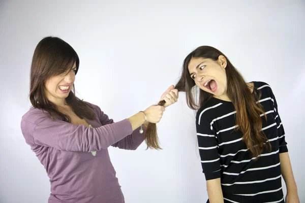 Flicka dra håret på hennes vän — Stockfoto