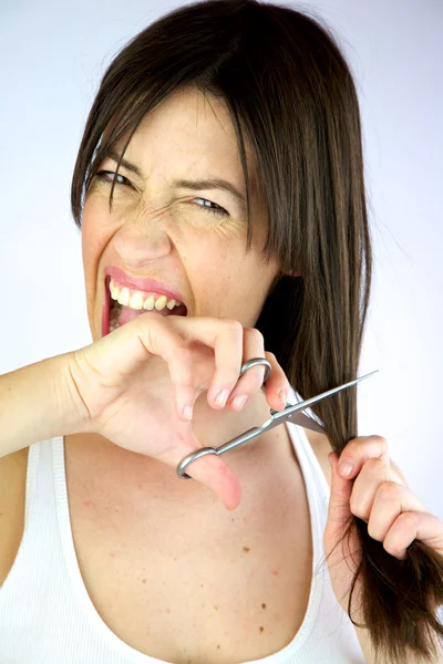 Modelo feminino corta o cabelo gritando — Fotografia de Stock