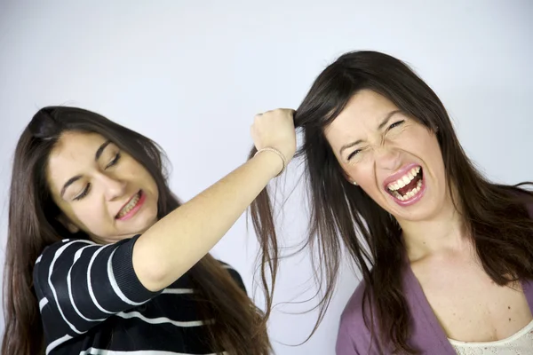 Menina puxando cabelo zangado luta — Fotografia de Stock