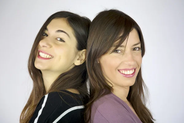 두 여자 친구 행복 한 웃음 — 스톡 사진