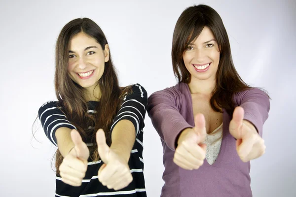 两个女孩微笑着竖起大拇指 — 图库照片