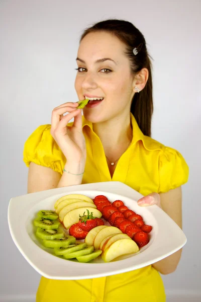 Female model with plate with fruit — Stock Photo, Image