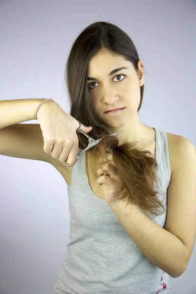 Meisje snijdt alle haar lange haar van het ongelukkig — Stockfoto