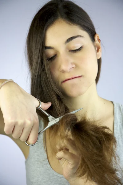 Mädchen wütend auf ihre Haare schneidet alles ab — Stockfoto