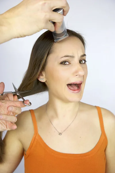 Menina gritando ficando cabelo cortado e raspado — Fotografia de Stock